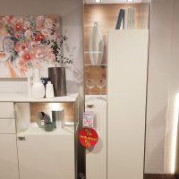 Vitrine rechts angeschlagen