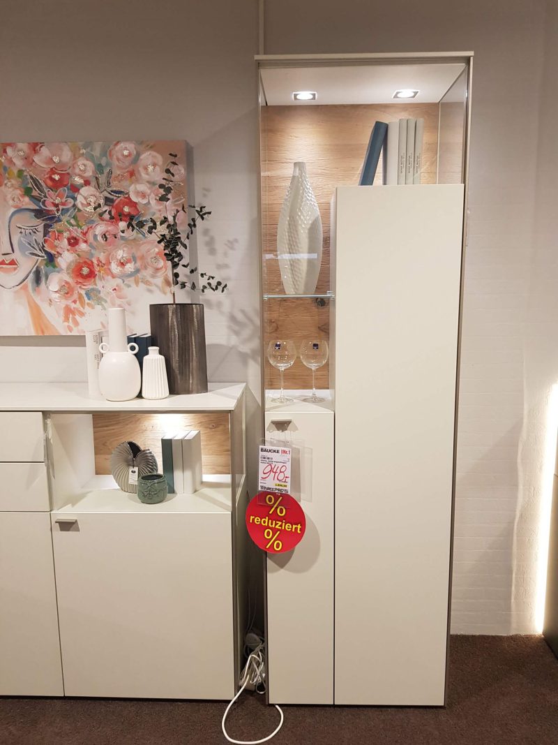 Vitrine rechts angeschlagen